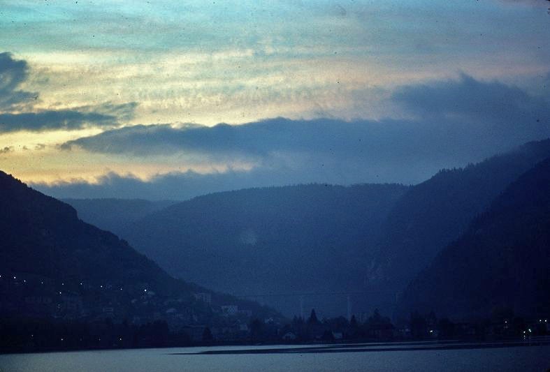 Lac de Nantua, aube, novembre 1989 - l:787, h:533, 61105, JPEG