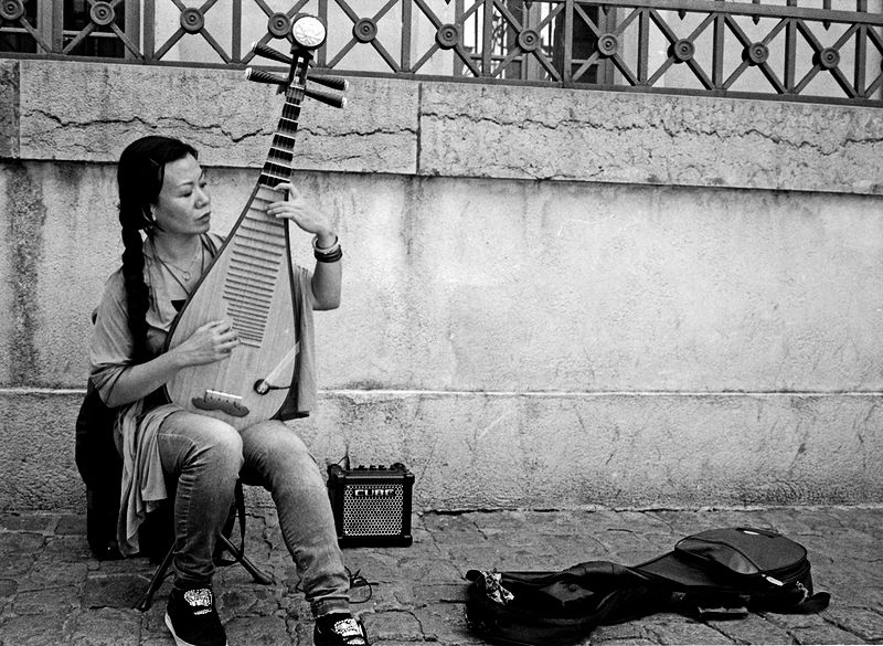 Joueuse de Biwa, Vieux Lyon, 9 septembre 2018 - w:800, h:585, 137284, JPEG Joueuse de Biwa, Vieux Lyon, 9 septembre 2018 - w:800, h:585, 137284, JPEG