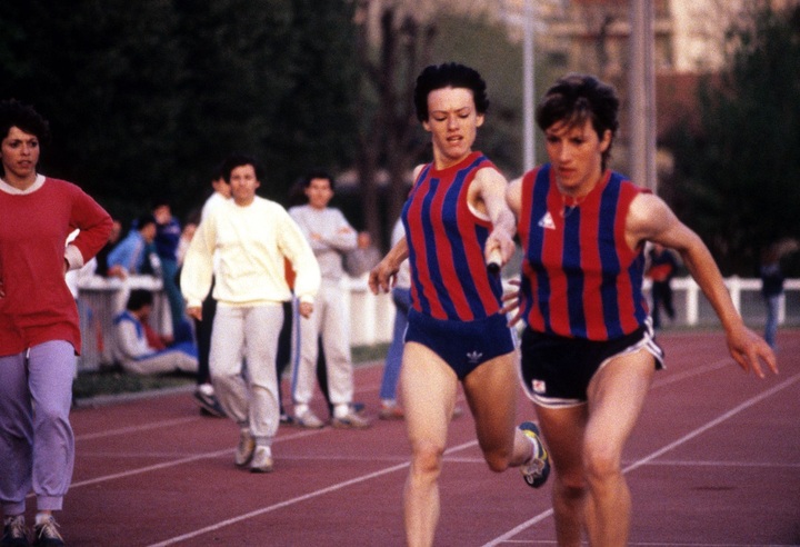 Agnès Sergent passe le relais à Martine Laurent, sous le 
    regard de Fabienne Pézerat et Gérard Bialek. Caluire, 1984 - l:720, h:492, 128484, JPEG