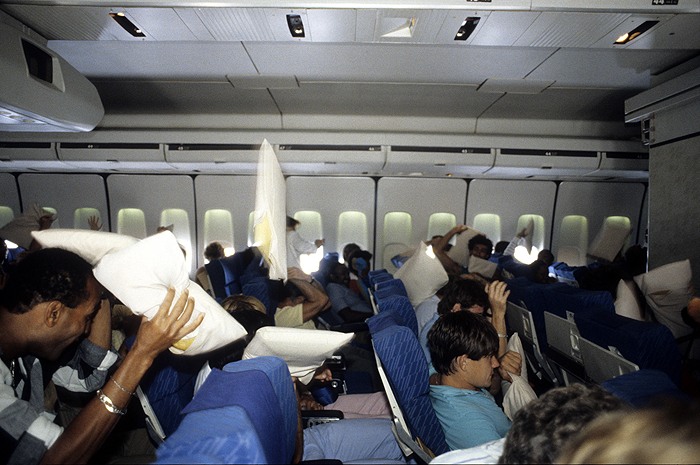 Détente en fin de vol, Bataille de coussins - l:700, h:465, 116670, JPEG