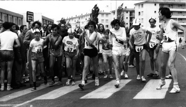 Bourg, 16 mai 1971, départ des jeunes - l:761, h:439, 253415, JPEG