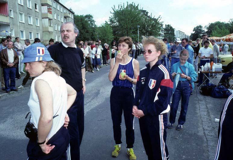 Les stands de ravitaillement - l:773, h:531, 85243, JPEG