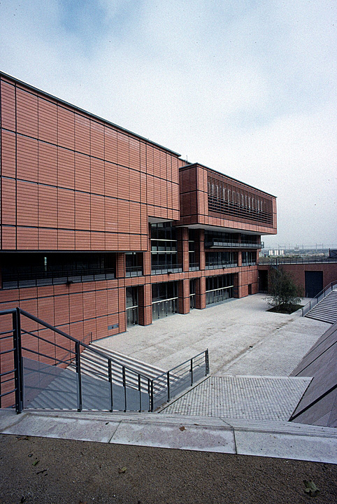 Cité internationale de Lyon, par Renzo Piano, objectif 17mm Tamron Adaptall SP l:482, h:720