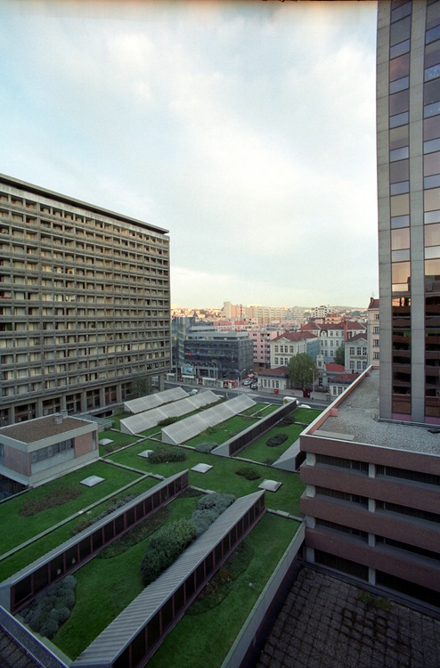 Lyon, début 1994. À gauche immeuble Moncey-Nord, œuvre de Marcel Gut, Jean Sillan et Jean Zumbrunnen, architectes (1965). À droite tour UAP (1972-2013) remplacée en 2015 par la tour Incity. Entre les deux les Halles (arch. Tony Desjardin, 1971) dites Paul Bocuse depuis 2006 l:494, h:750