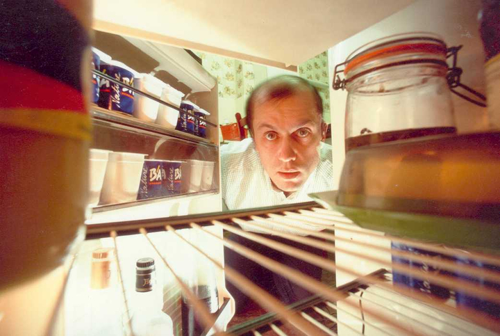 Autoportrait au frigo, objectif 17mm super-grand-angle l:720, h:483 Autoportrait au frigo, objectif 17mm super-grand-angle l:720, h:483
