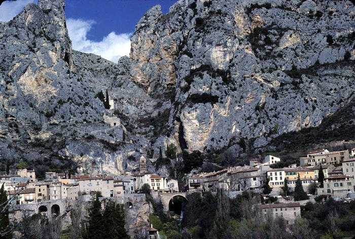 Moustier-Sainte-Marie,, objectif 90mm macro l:700, h:472 Moustier-Sainte-Marie,, objectif 90mm macro l:700, h:472