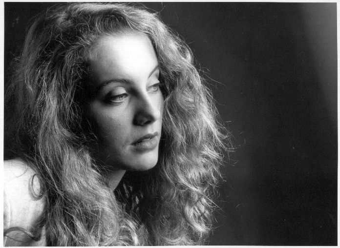 Lola Olivera Salipur, portrait en gros-plan, 90mm l:696, h:508 Lola Olivera Salipur, portrait en gros-plan, objectif 90mm macro l:696, h:508
