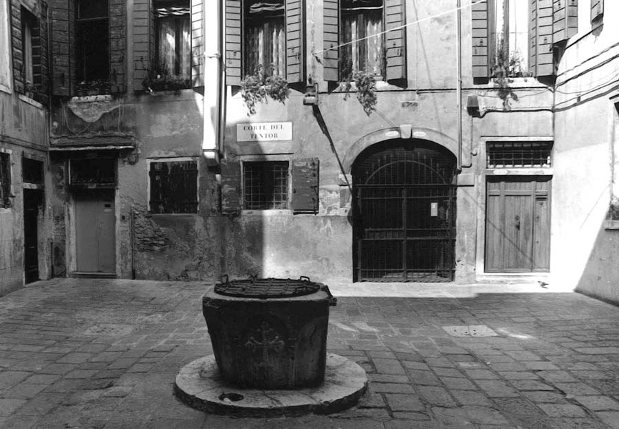 Venise, puits, objectif 24mm, Technical Pan, TP2415 l:900, h:623