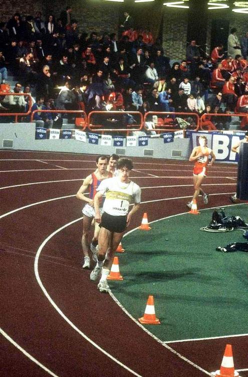 Indoor racewalking, Catherine Chave photograph l:495, h:750