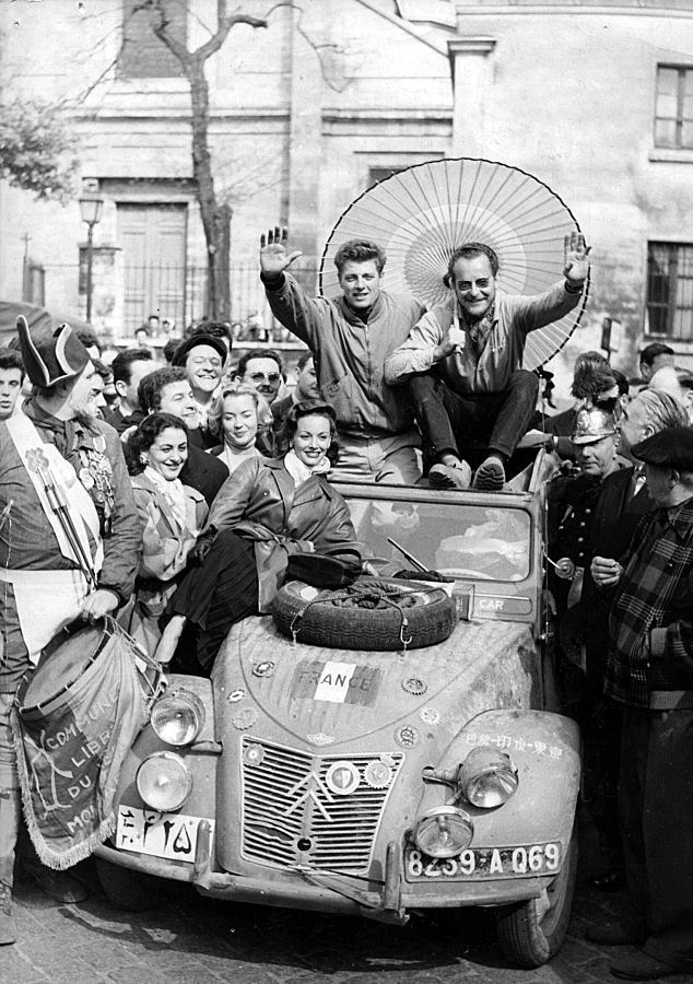 Avril 1957, arrivée à Paris place du Tertre - l:634, h:900