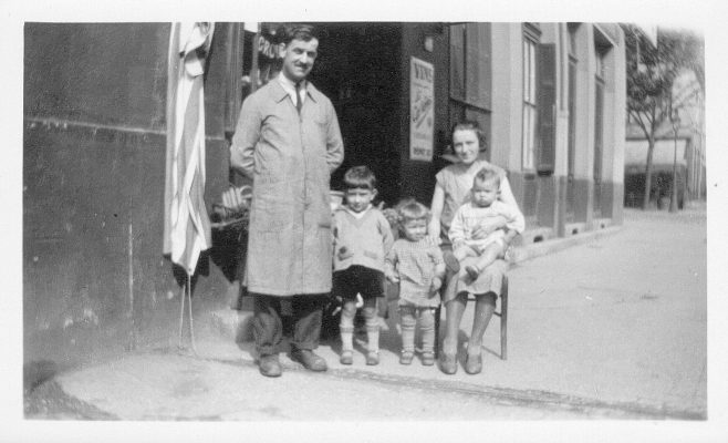 Oyonnax vers 1934 l:658, h:400 Louis-Georges Guebey et sa famille l:658, h:400