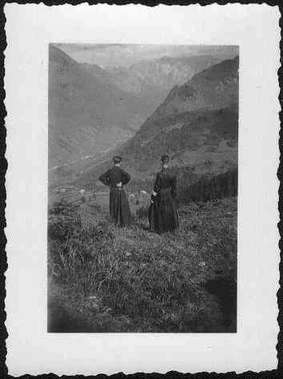 Morzine 1947 2 seminaristes contemplent la vallee w:283, h:379, 13249, JPEG