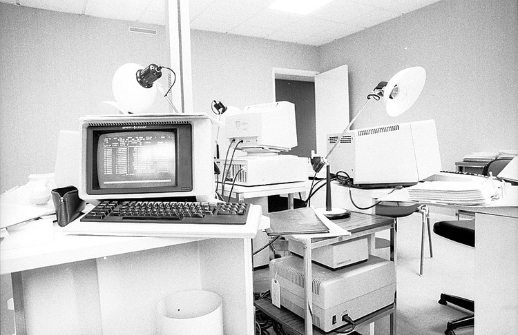 Une nuit sur Univac 1100. w:750, h:486, 178770, JPEG